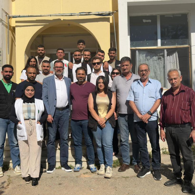 Photo de groupe avec Nabil Boukili et les bénévoles du Secours populaire libanais