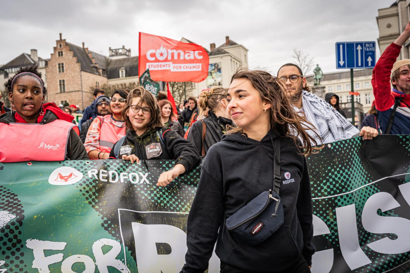 Amina Vandenheuvel devant le bloque Redfox lors d'une manifestation