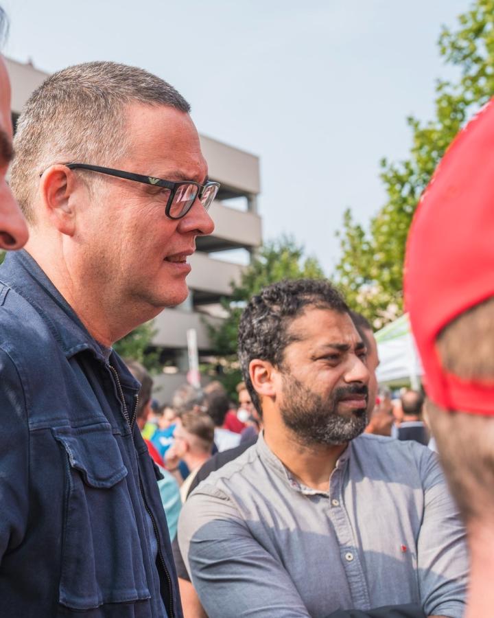 Raoul Hedebouw et Nabil Boukili échangent avec les travailleurs devant l'usine Audi Brussels