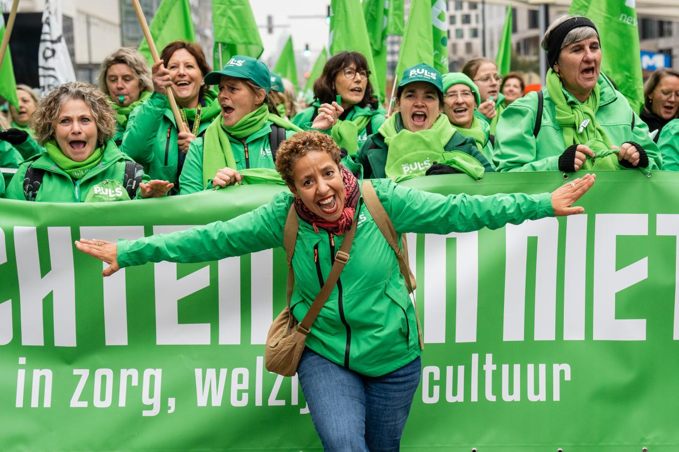 Des délégués CSC avec une banderole lors de la manifestation du non-marchand.
