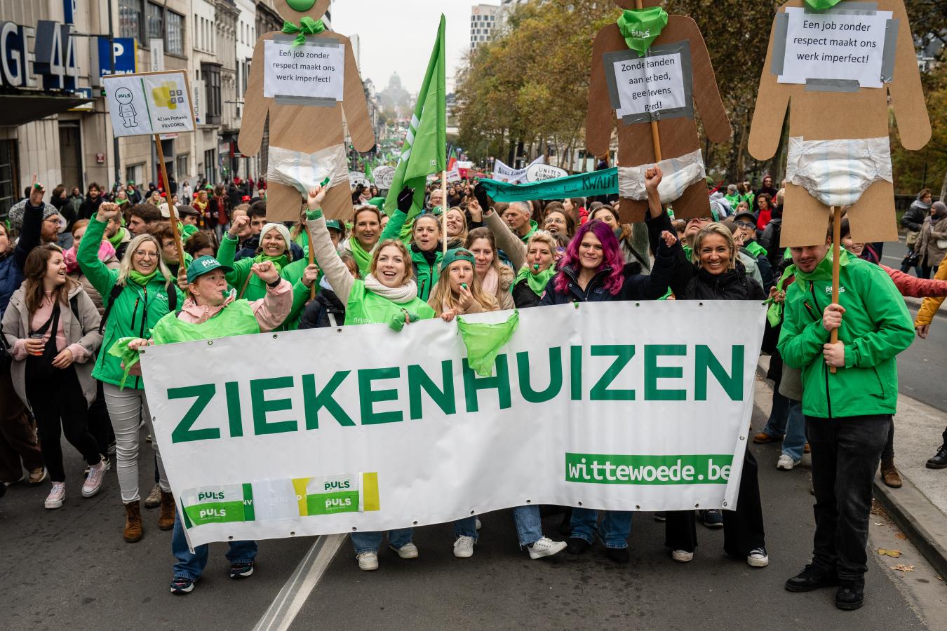 Des délégués CSC avec une banderole représentant le secteur des soins.