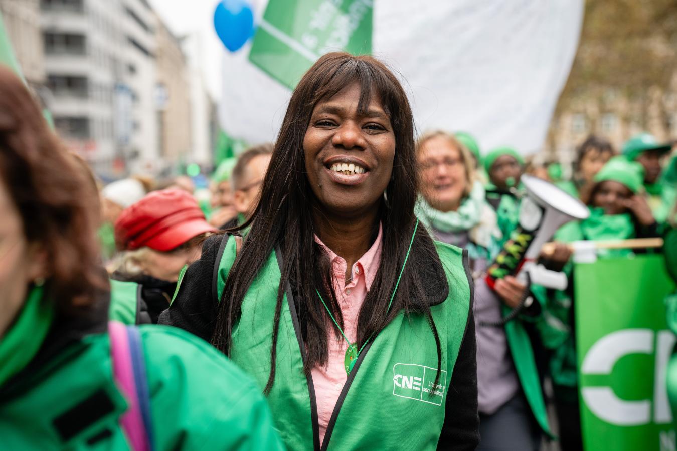 Portrait d'une déléguée CNE lors de la manifestation du non-marchand.