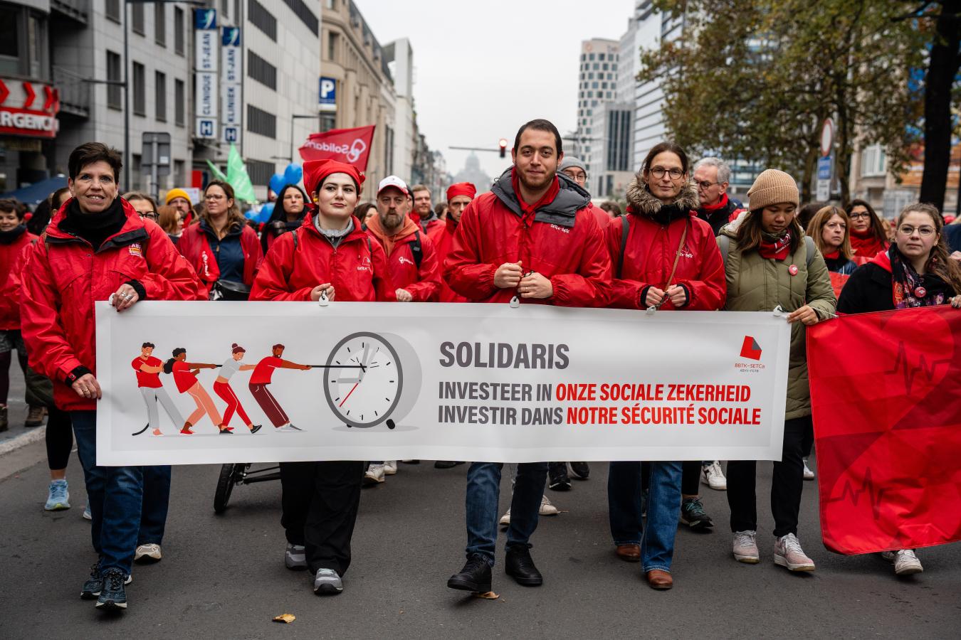 Les délégués syndicaux de Solidaris derrière une banderole lors de la manifestation du non-marchand.
