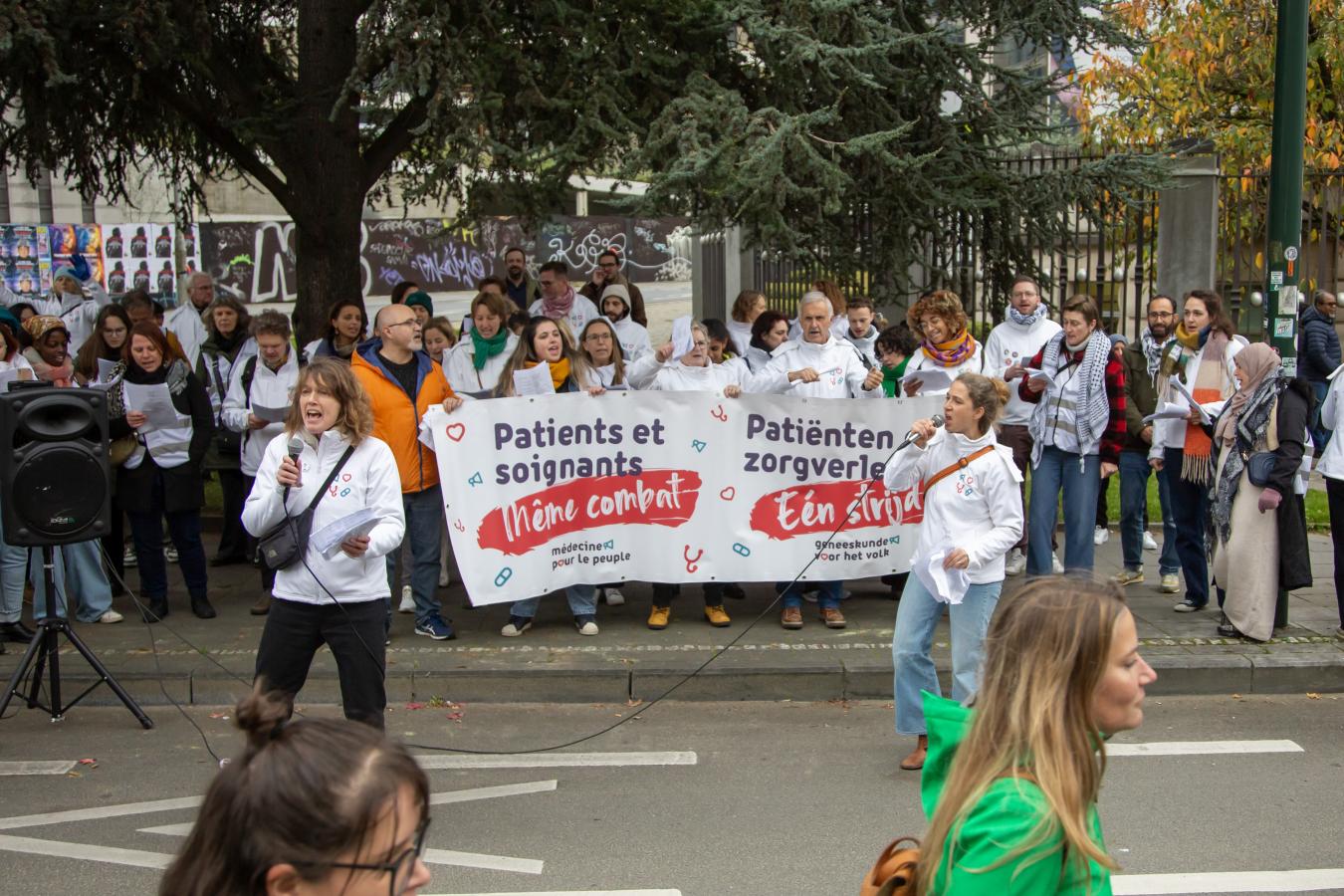 Des représentants de Médecine pour le Peuple avec une banderole lors de la manifestation du non-marchand.