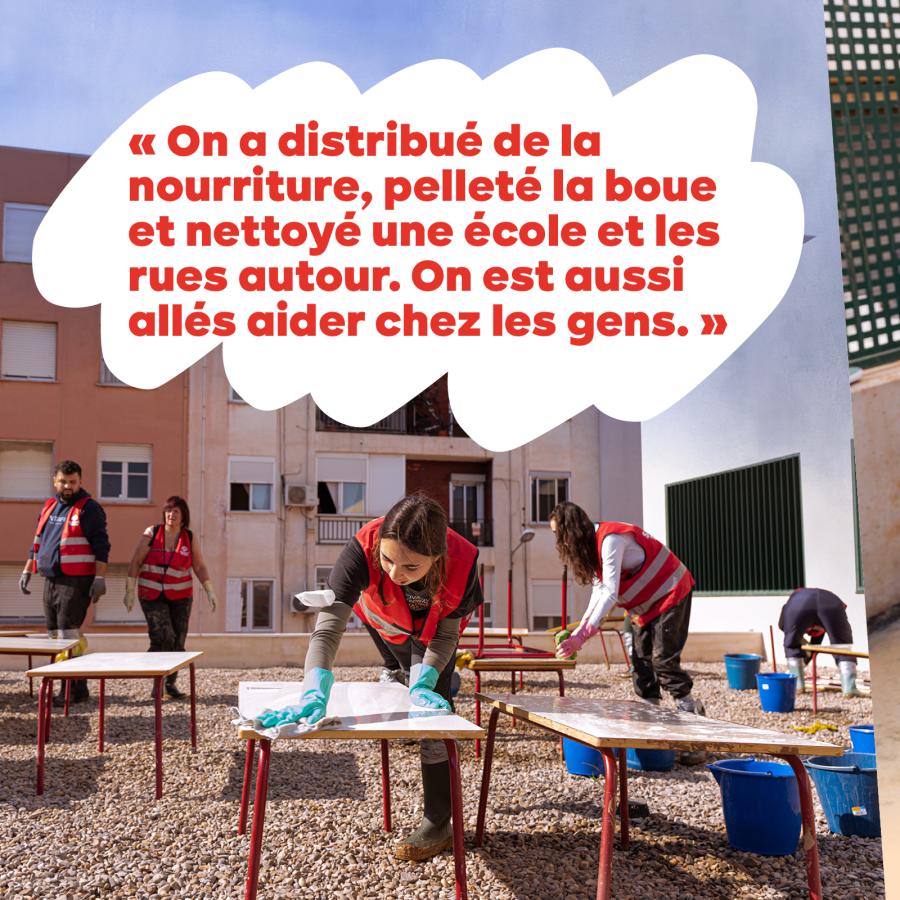 Carrousel SolidariTeams 4 : des bénévoles nettoient des bancs d'école. Texte : « On a distribué de la nourriture, pelleté la boue et nettoyé une école et les rues autour. On est aussi allés aider chez les gens. »