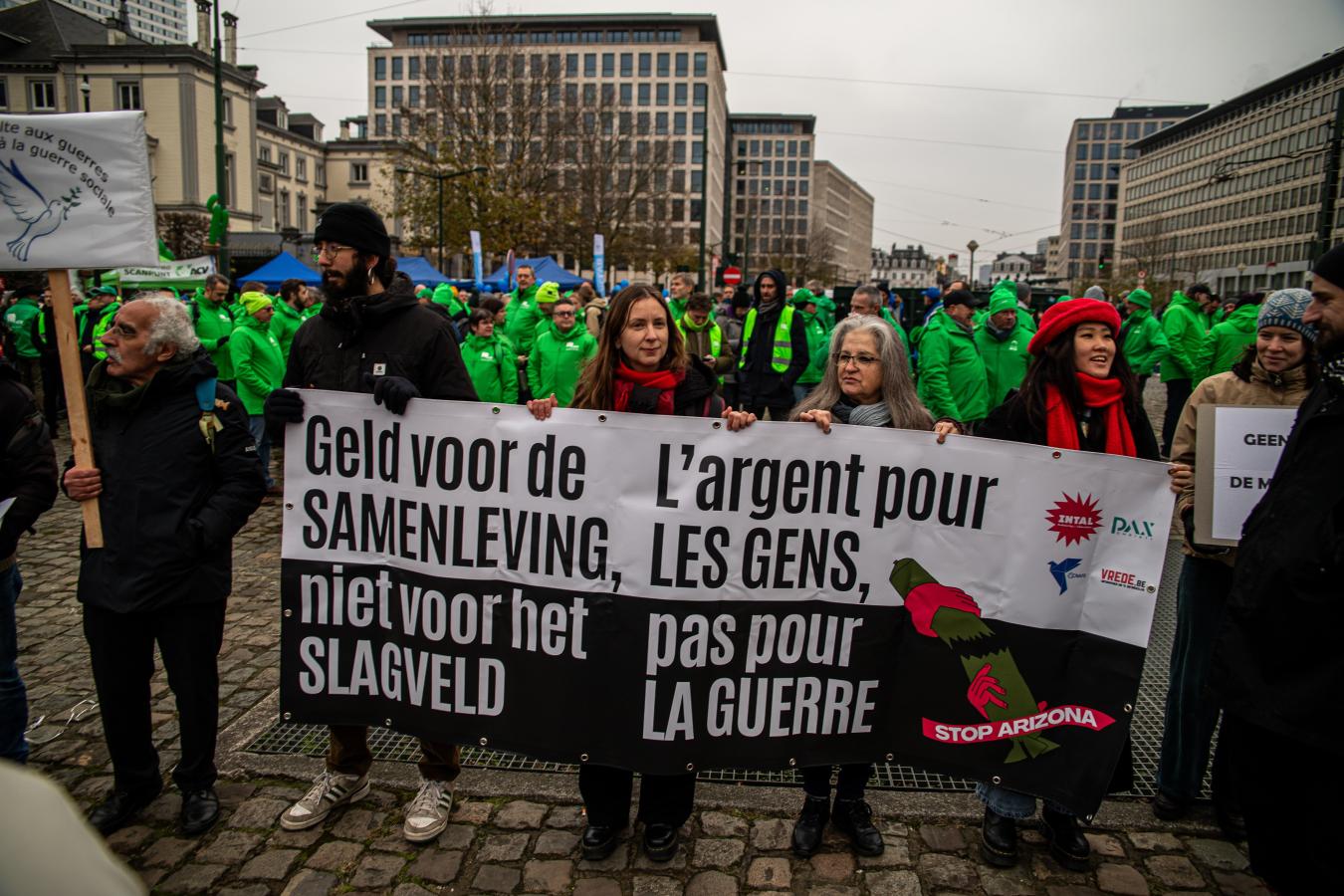 Des militants pour la paix avec une banderole dénonçant les investissements dans la guerre.