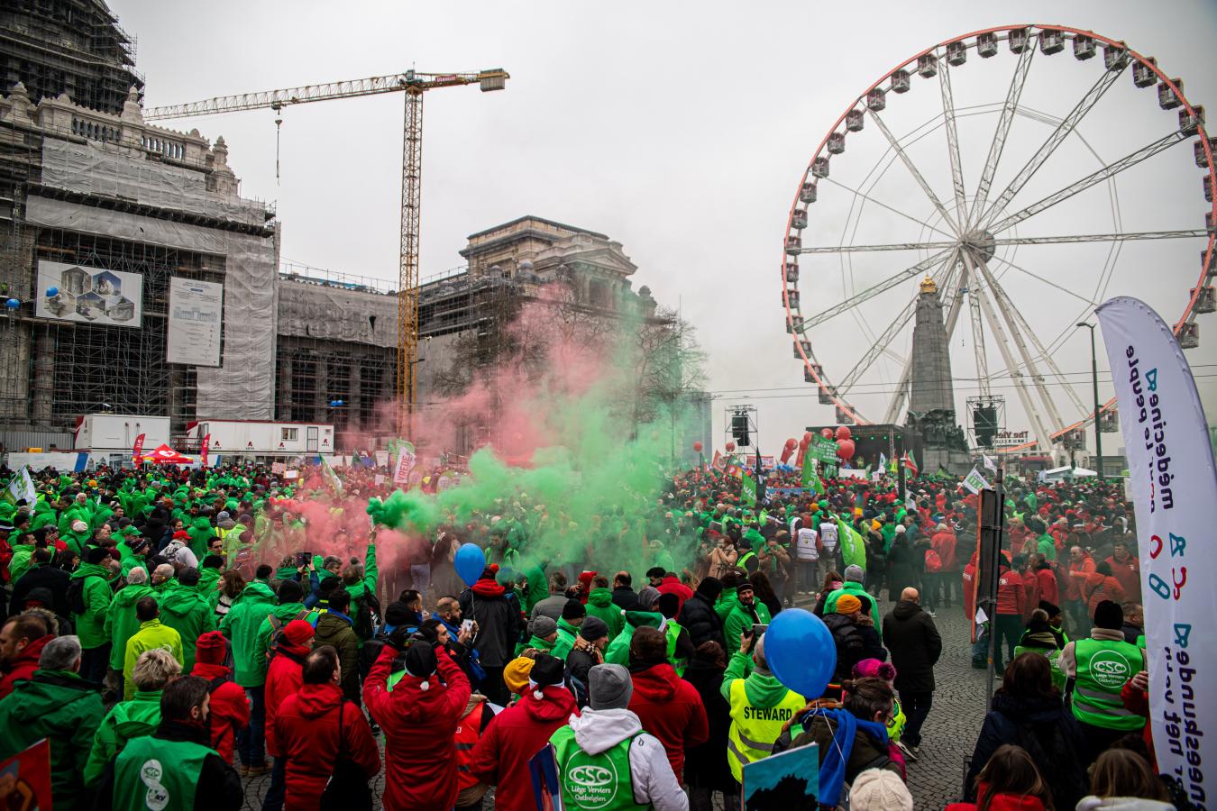 Un plan d'ensemble d'une manifestation syndicale sur la place Poelaerts.