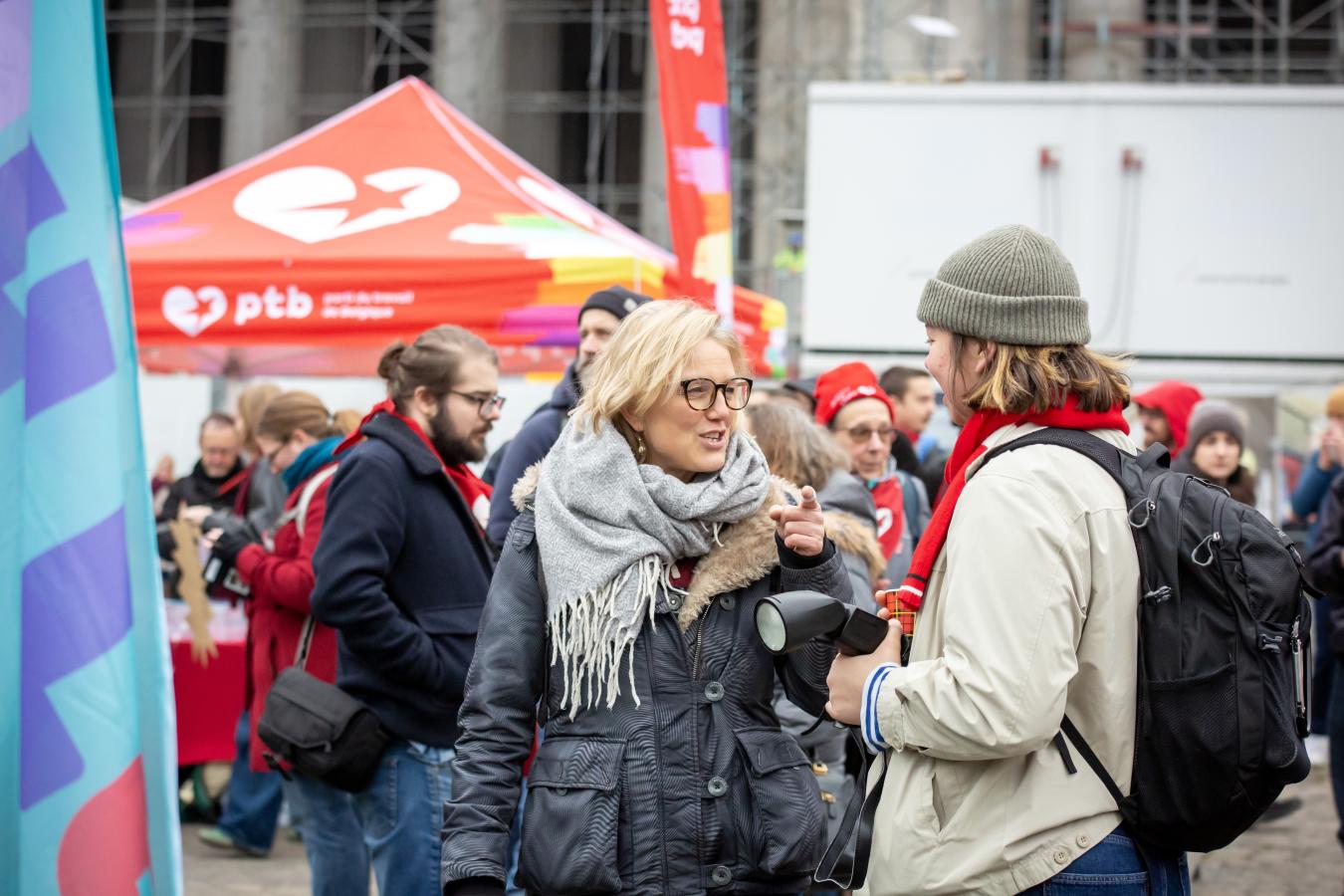 Sofie Merckx discute avec quelqu'un lors d'une action.