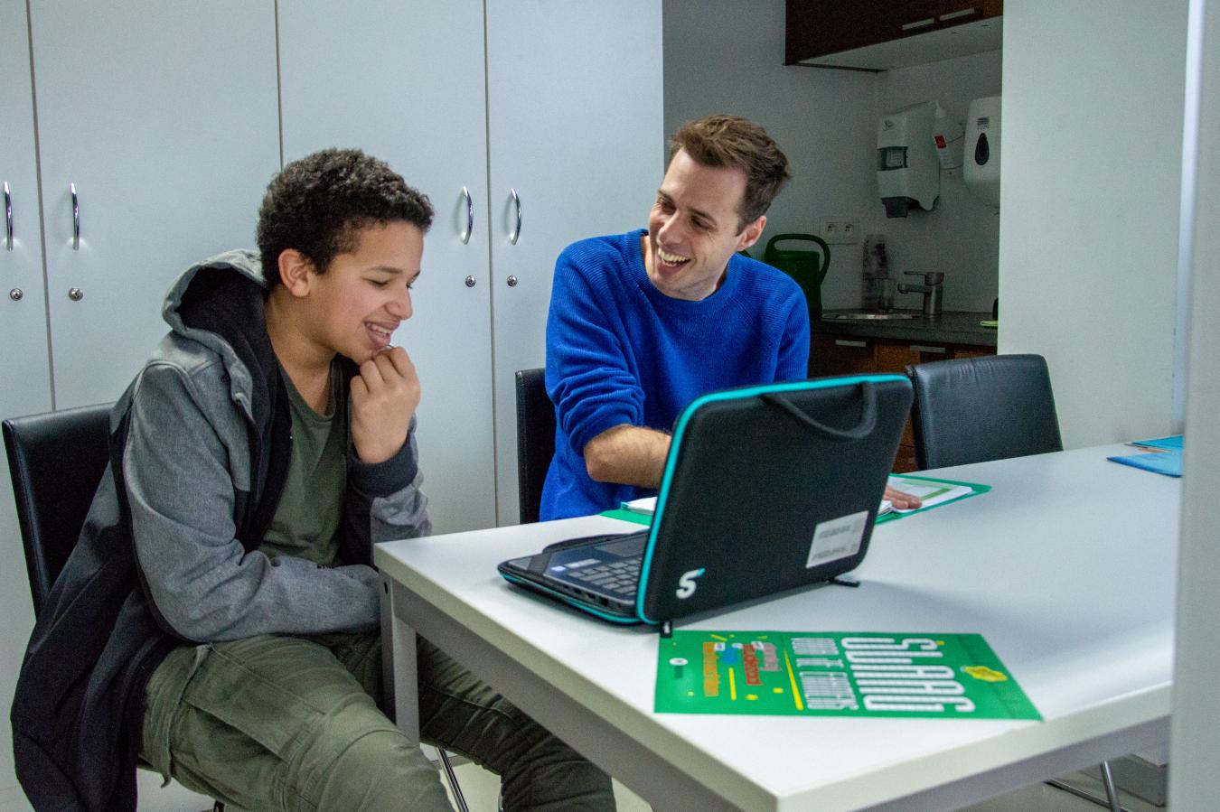 Jos D'Haese et un jeune en train de rire pendant les Boostdays de RedFox