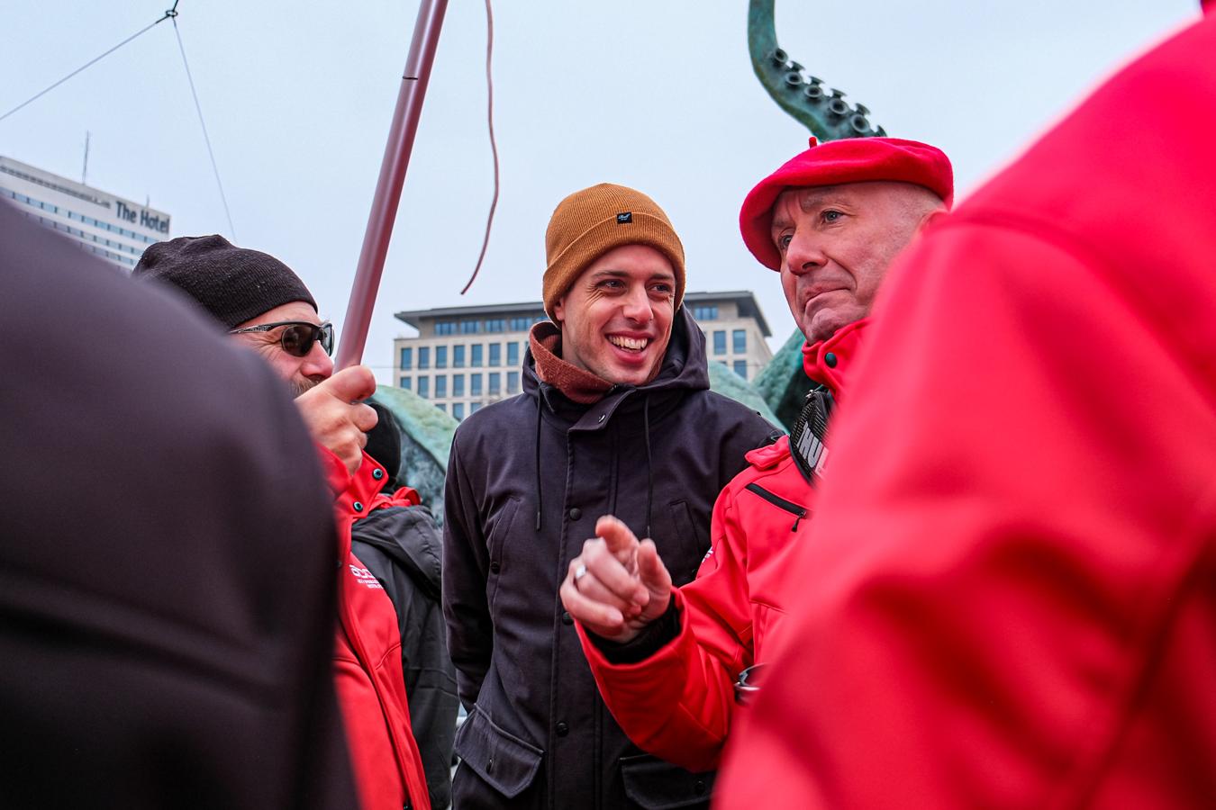 Jos D'Haese parle avec des syndicalistes rouges.