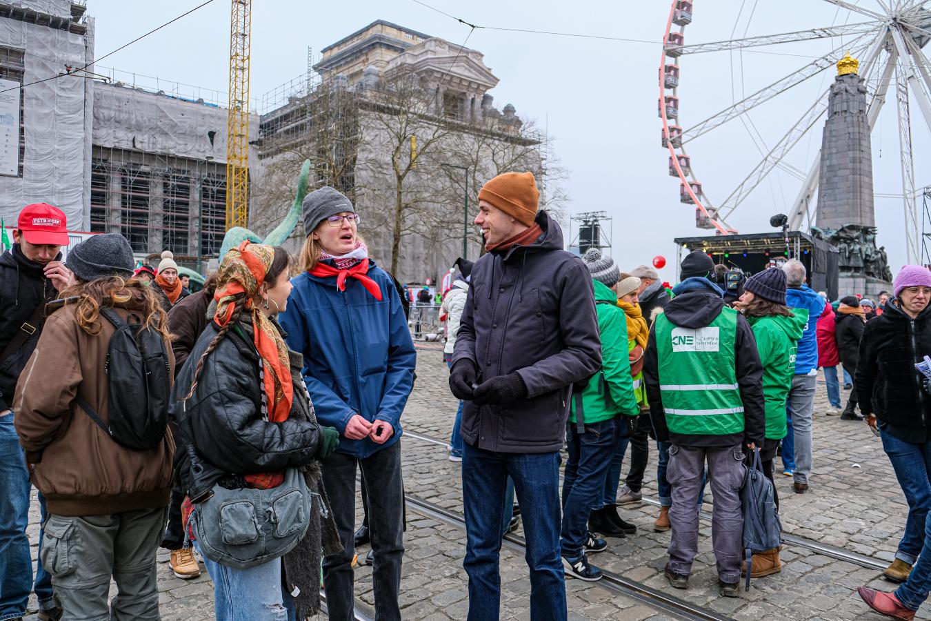Jos D'Haese discute avec des gens sur la Place Poelaerts.
