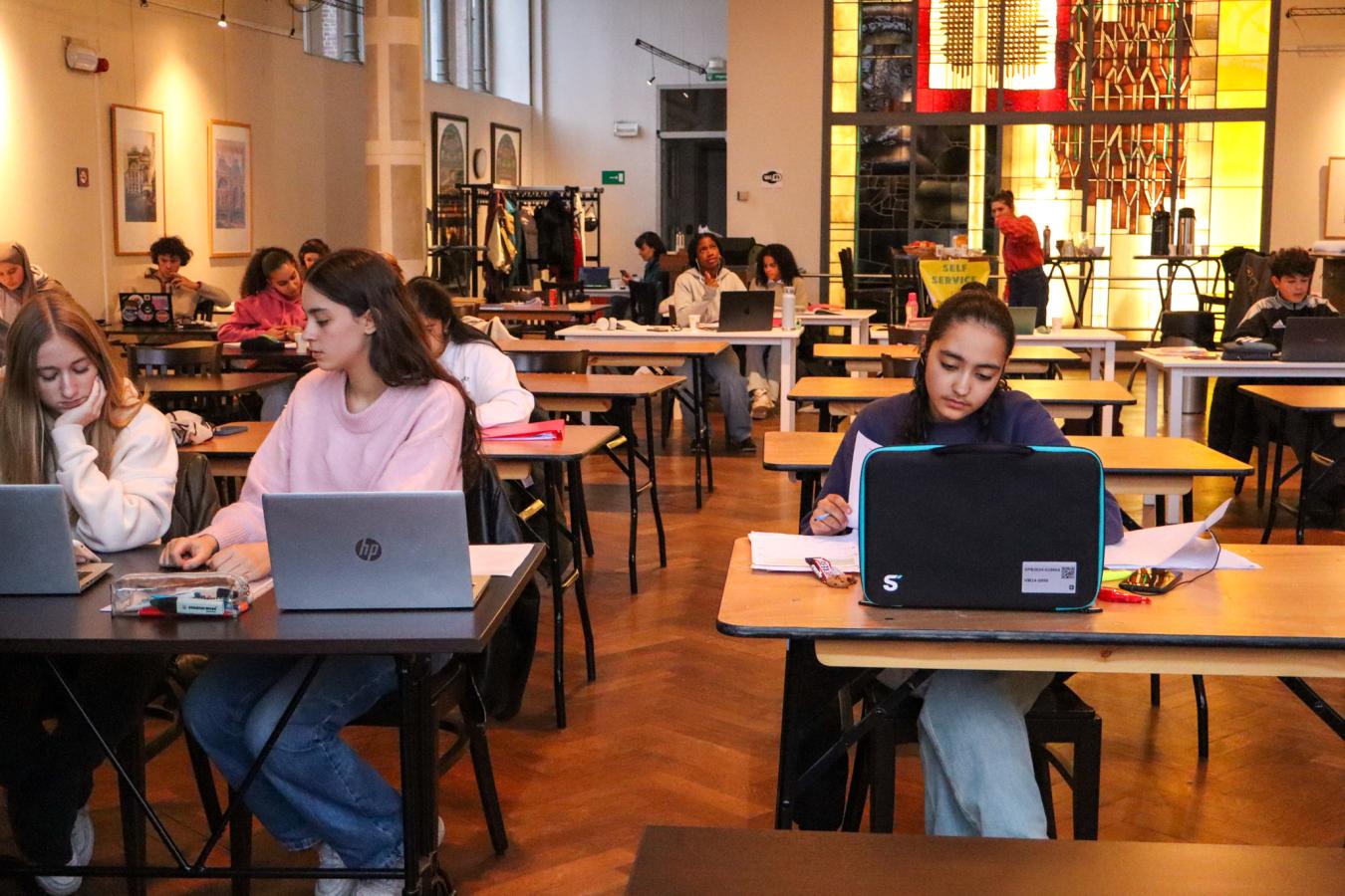 Des jeunes concentrés sur leur étude aux Boostdays de RedFox