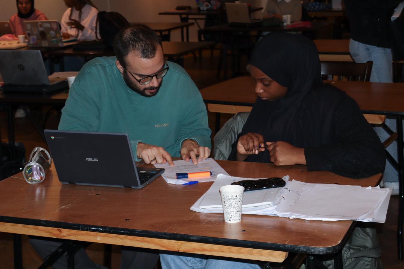 Un bénévole répond à une question d'une jeune fille aux Boostdays de RedFox