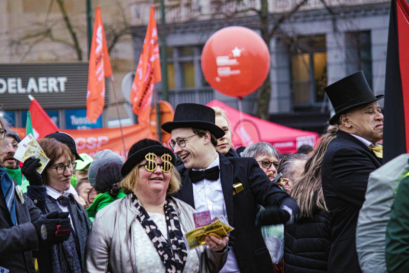 Deux manifestants déguisés en super-riches.