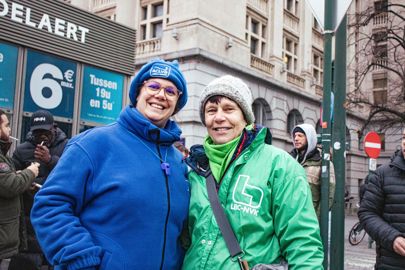 Deux syndicalistes : une de la CGSLB à gauche, une autre de la CSC à droite.