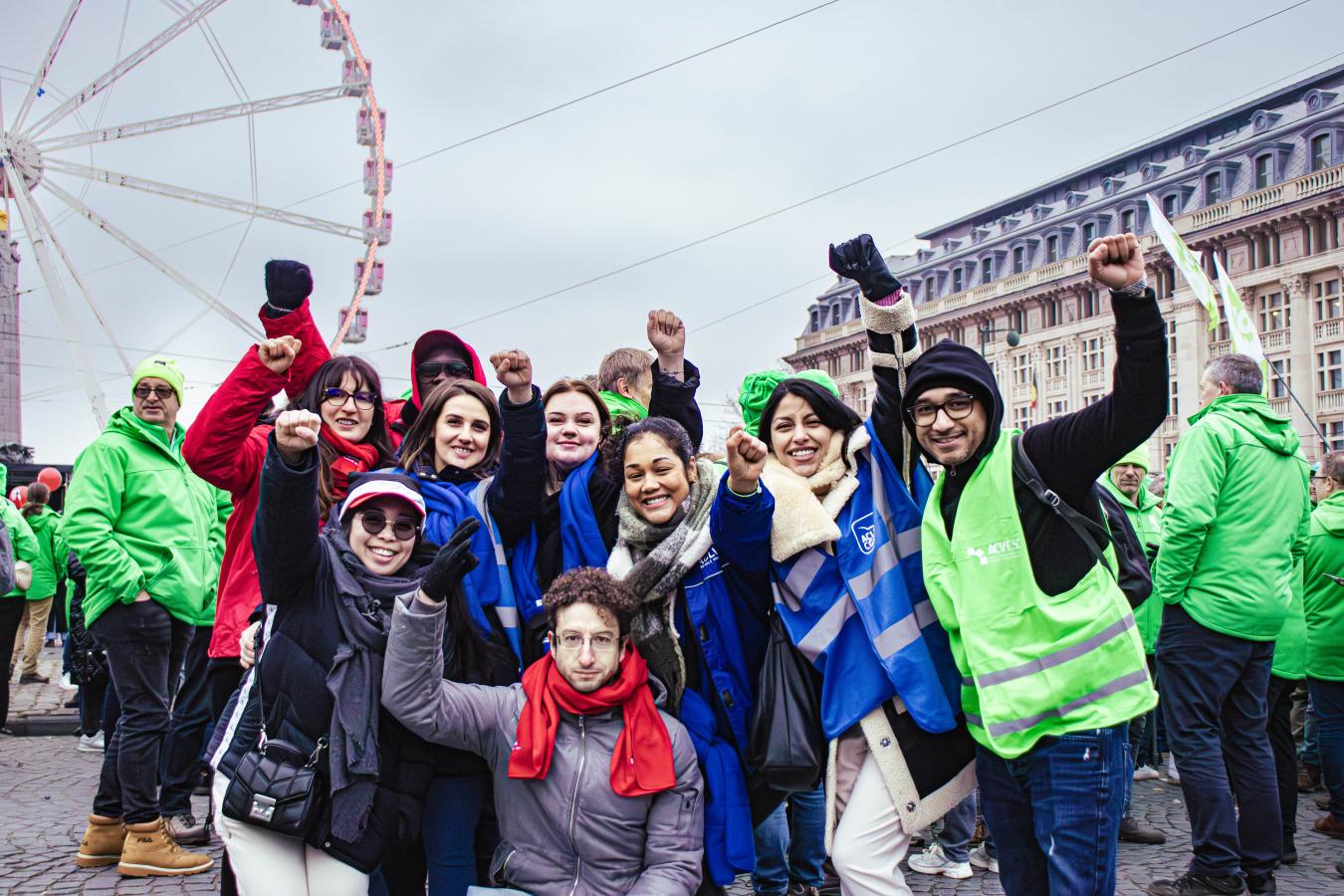 Des syndicalistes de toutes les couleurs posent ensemble sur la place Poelaerts.
