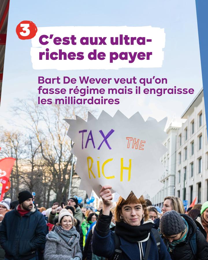 Une jeune femme porte une pancarte Tax the rich en manifestation. Texte : 3. C'est aux ultra-riches de payer Bart De Wever veut qu'on fasse régime mais il engraisse les milliardaires