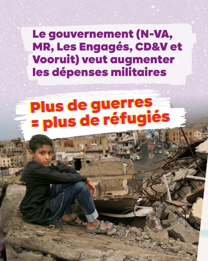 Un petit garçon assis dans des décombres. Texte : Le gouvernement (N-VA, MR, Les Engagés, CD&V et Vooruit) veut augmenter les dépenses militaires  Plus de guerres = plus de réfugiés