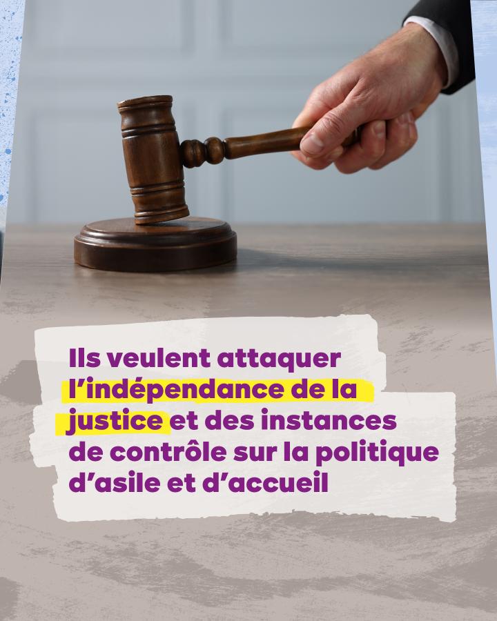 Un marteau de juge. Texte : Ils veulent attaquer l'indépendance de la justice et des instances de contrôle sur la politique d'asile et d'accueil