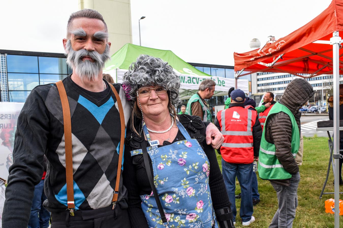 Grève du 31 mars 2025 : photo d'une femme et un homme déguisés en personnes âgées