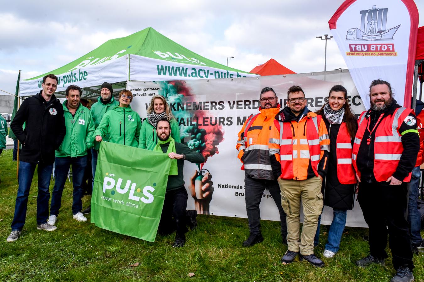 Grève du 31 mars 2025 : Photo de groupe de syndicalistes FGTB et CSC à un piquet
