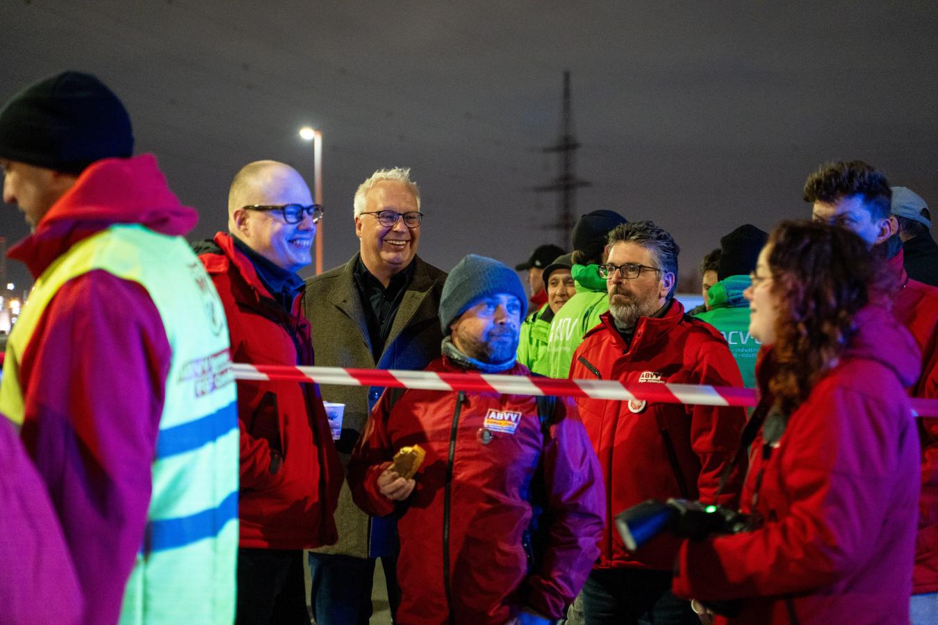 Grève du 31 mars 2025 : Peter Mertens au milieu de membres de la FGTB