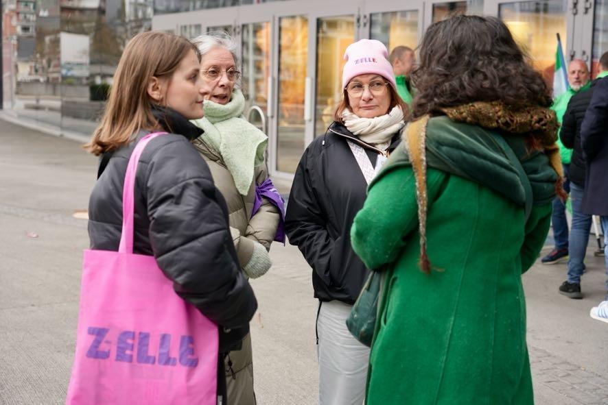 Grève du 31 mars 2025 : Des membres de Zelle discutent avec des syndicalistes