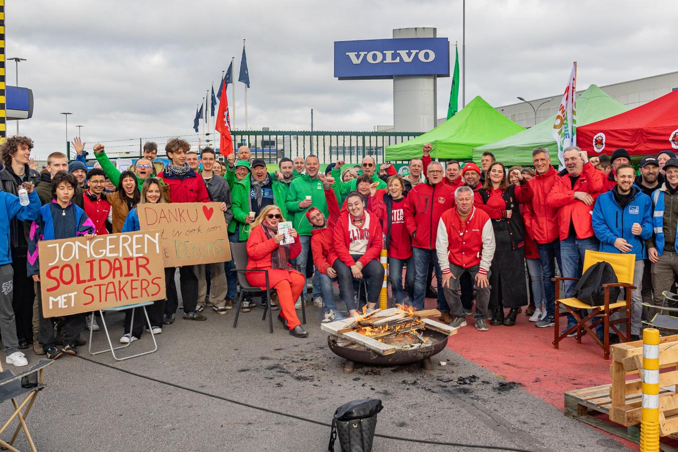 Grève du 31 mars 2025 : Photo de groupe de jeunes de syndicats de différentes couleurs, avec une pancarte "Jeunes solidaires avec les grèvistes"