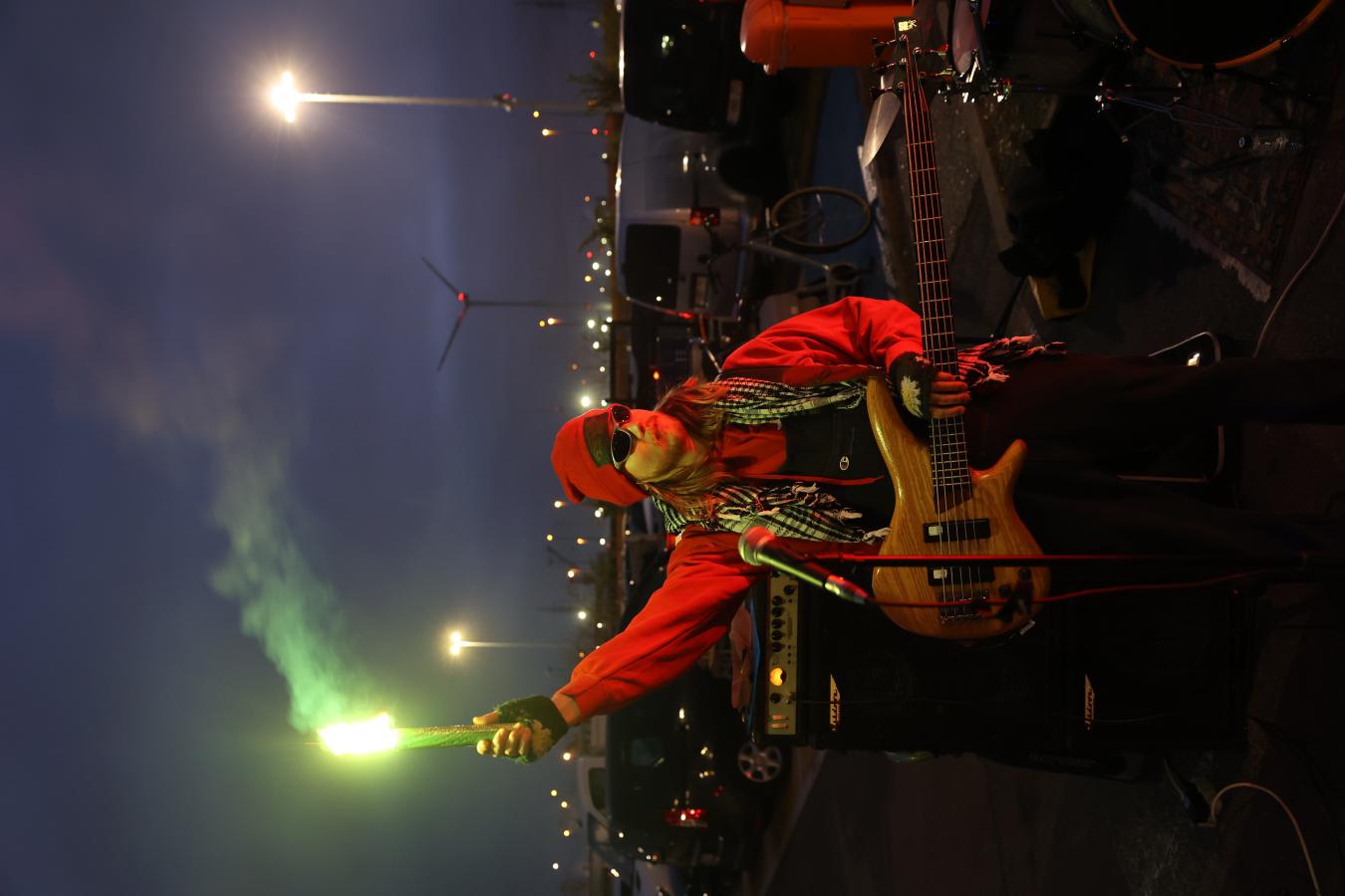 Grève du 31 mars 2025 : Un activiste ajite un faisceau lumineux