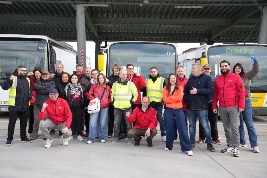 Grève du 31 mars 2025 : Photo de groupe de travailleurs des TEC