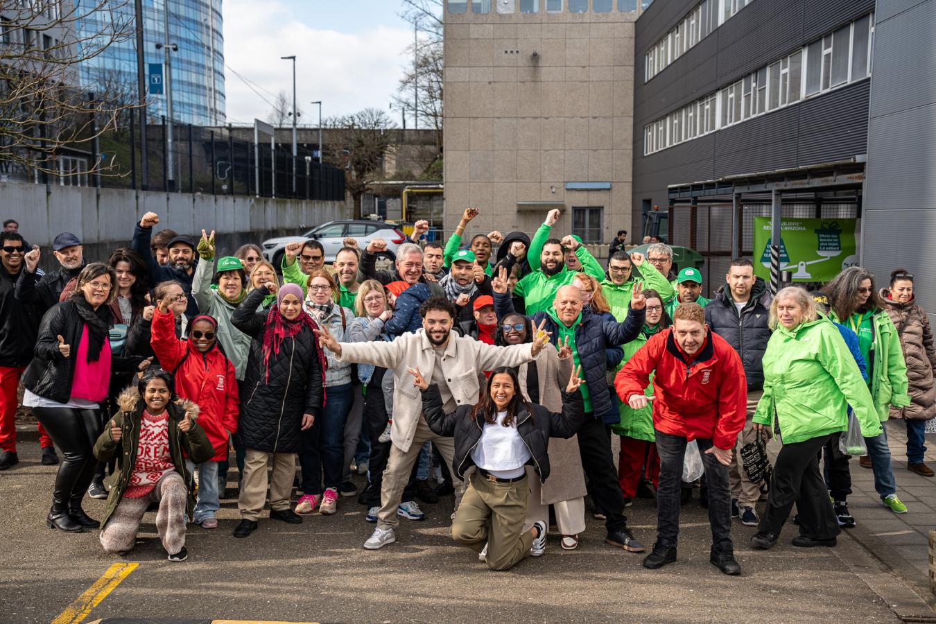 Grève du 31 mars 2025 : photo de groupe d'activistes d'âge et de syndicats divers