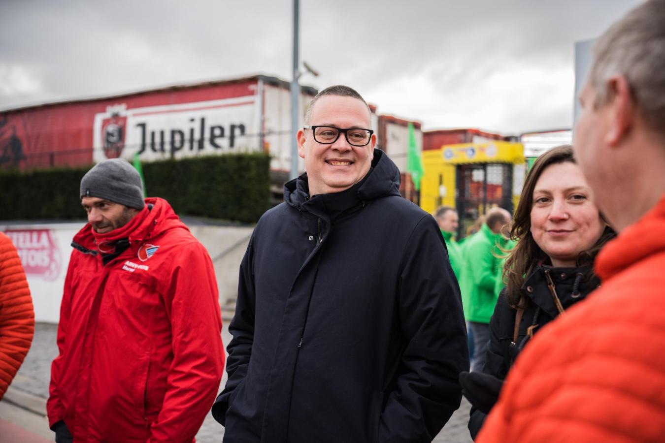 Grève du 31 mars 2025 : Raoul Hedebouw à un piquet devant l'usine Jupiler