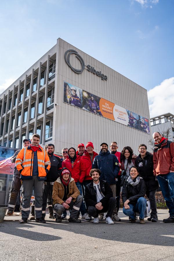 Grève du 31 mars 2025 : Photo de groupe d'un piquet devant Sibelga