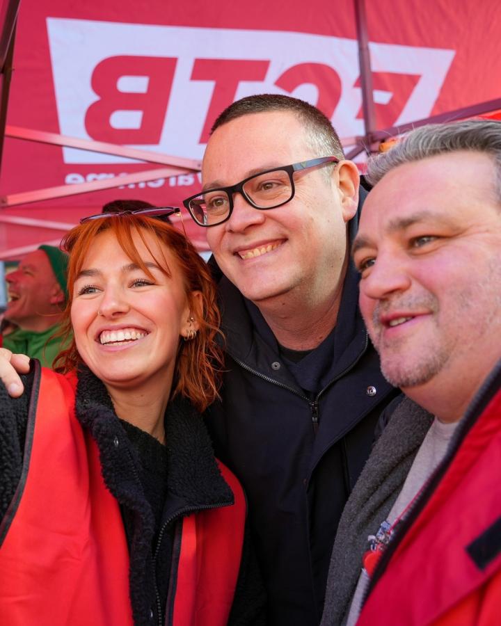 Raoul Hedebouw pose avec deux syndicalistes de la FGTB lors de l'action des enseignants à Liège
