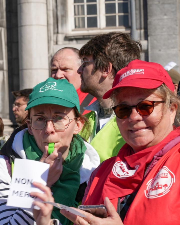 Deux syndicaliste, une de la CSC, une de la FGTB, à la manifestation des enseignants à Liège