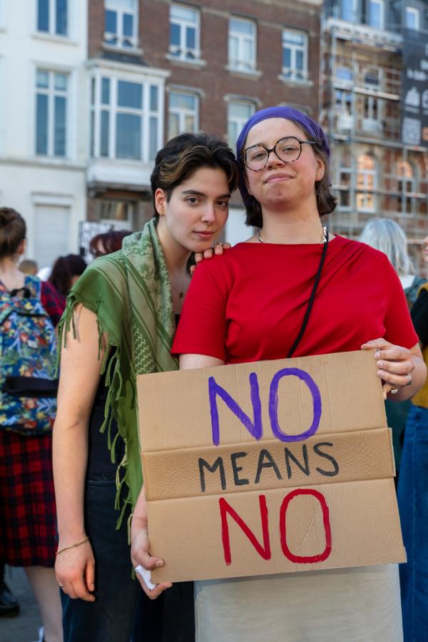 Deux jeunes femmes avec une pancarte "no means no".