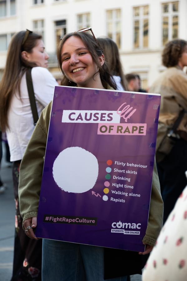 Une étudiante avec une pancarte contre le viol.