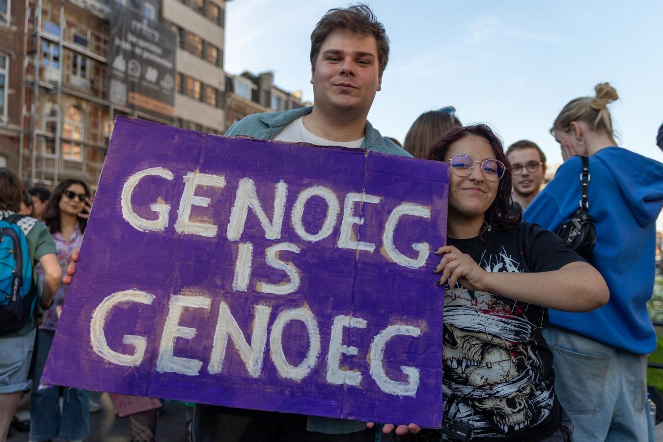 Des manifestants avec une pancarte : « Trop c'est trop »