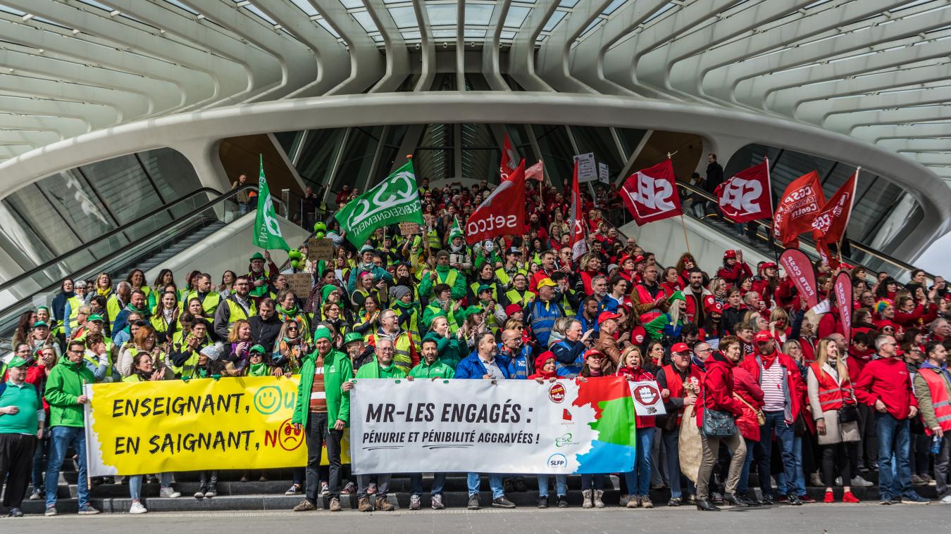 Photo des 2000 enseignants rassemblés devant la gare de Mons