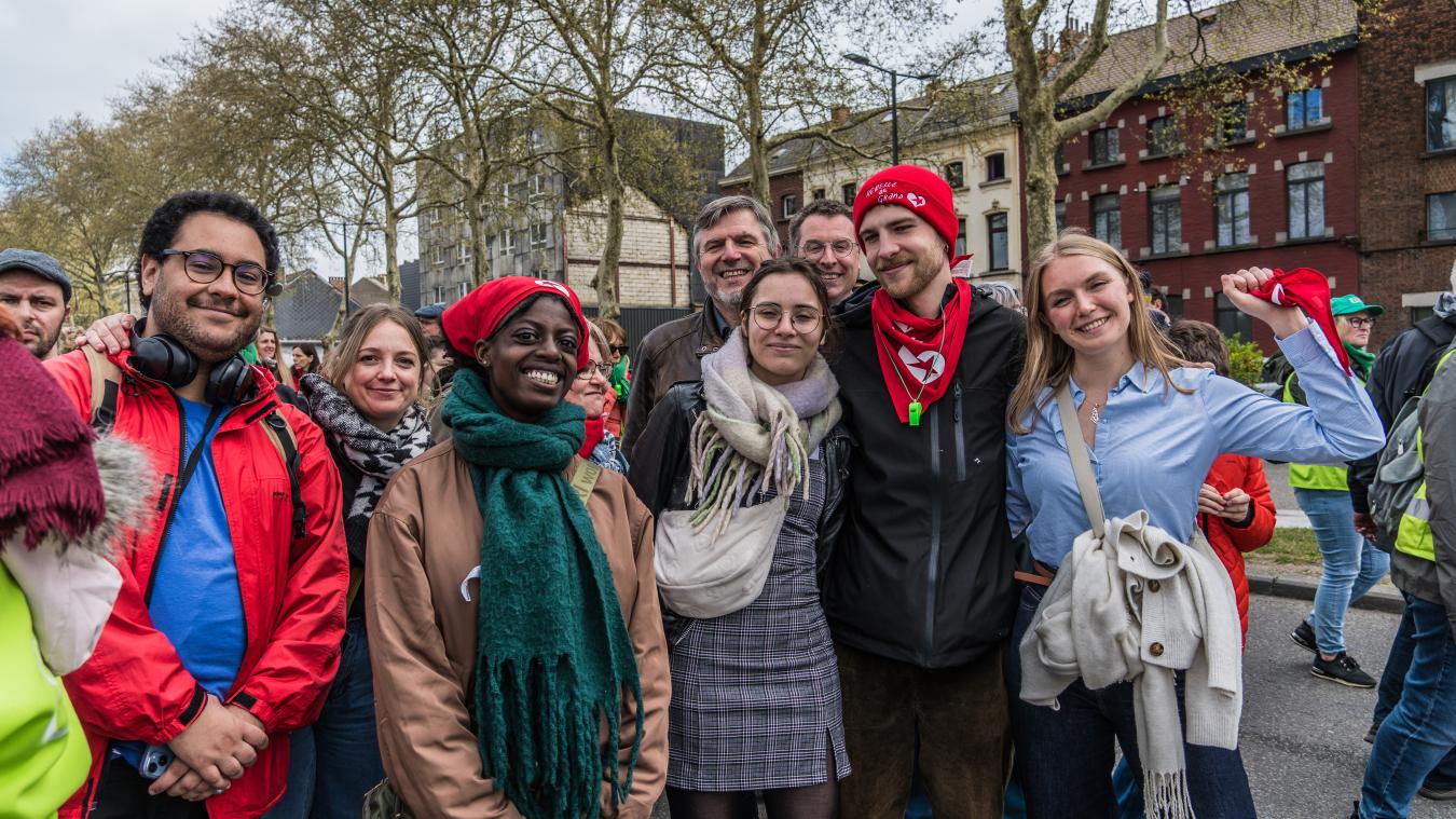 Photo de groupe des jeunes du PTB à l'action des enseignants à Mons