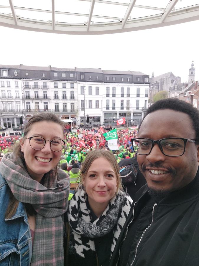 Photo de Céline De Bruyn, Amandine Pavet et Germain Mugemangango à l'action des enseignants à Mons