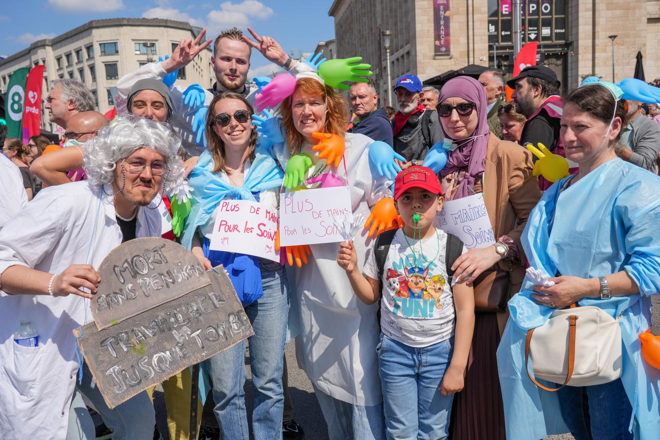 Photo de groupe de travailleurs des soins à la marche contre la casse sociale et pour la paix