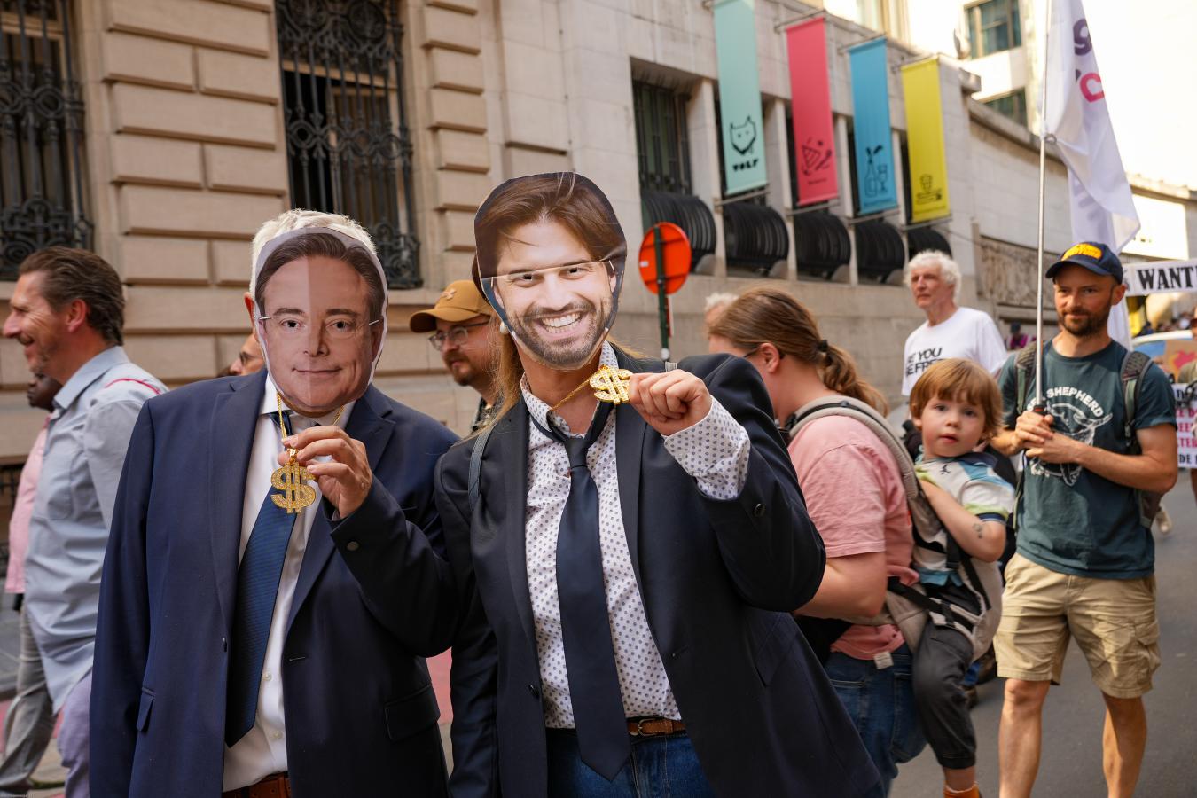 Deux personnes déguisées en Georges-Louis Bouchez et Bart De Wever