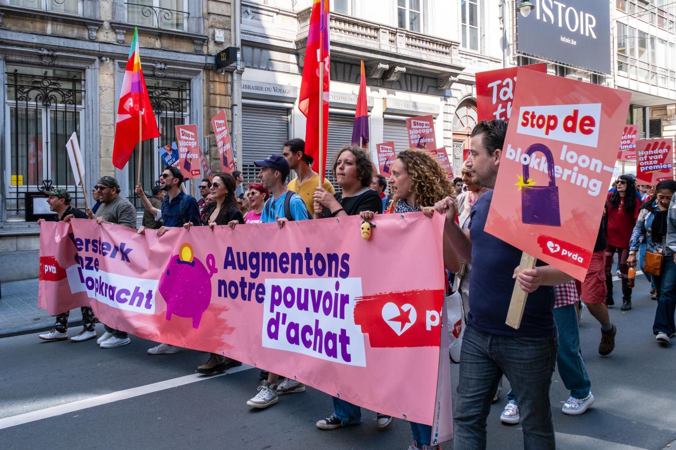 Photo du bloc de la marche avec la banderole "Augmentons notre pouvoir d'achat"