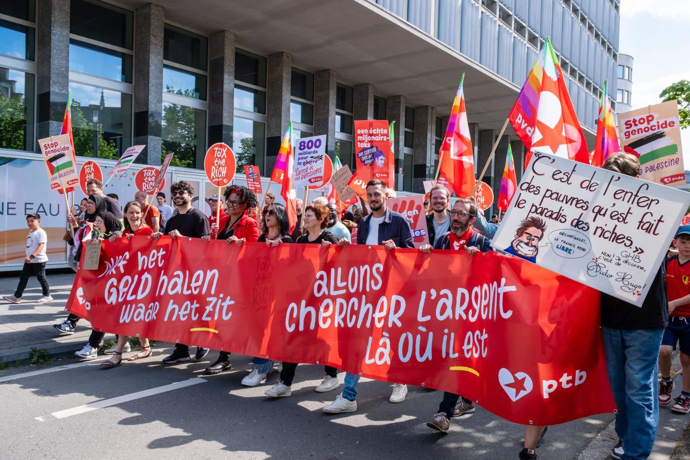 Photo du bloc de la marche avec la banderole "Allons chercher l'argent là où il est"