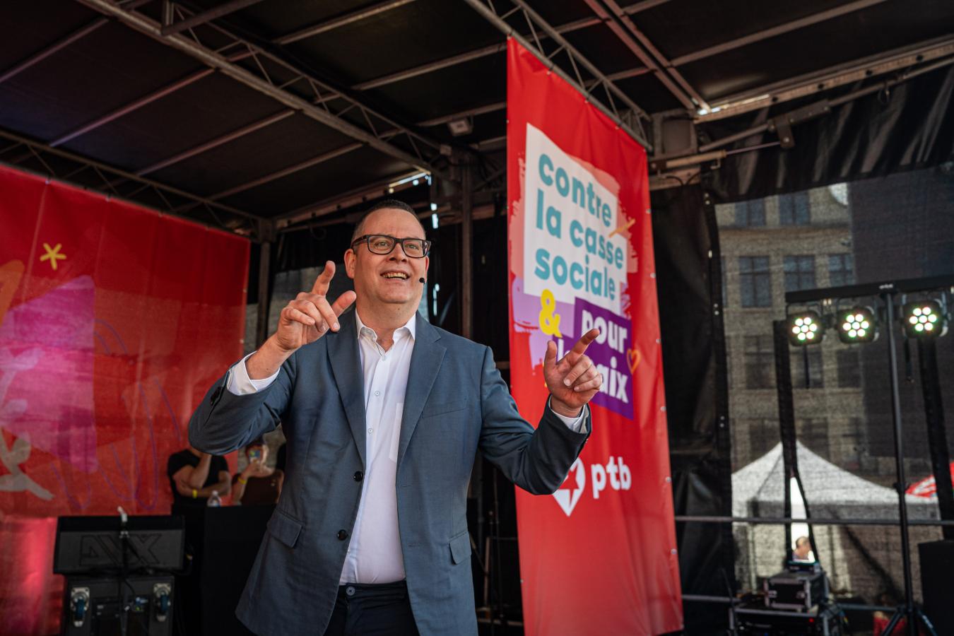 Raoul Hedebouw sur scène pour son discours