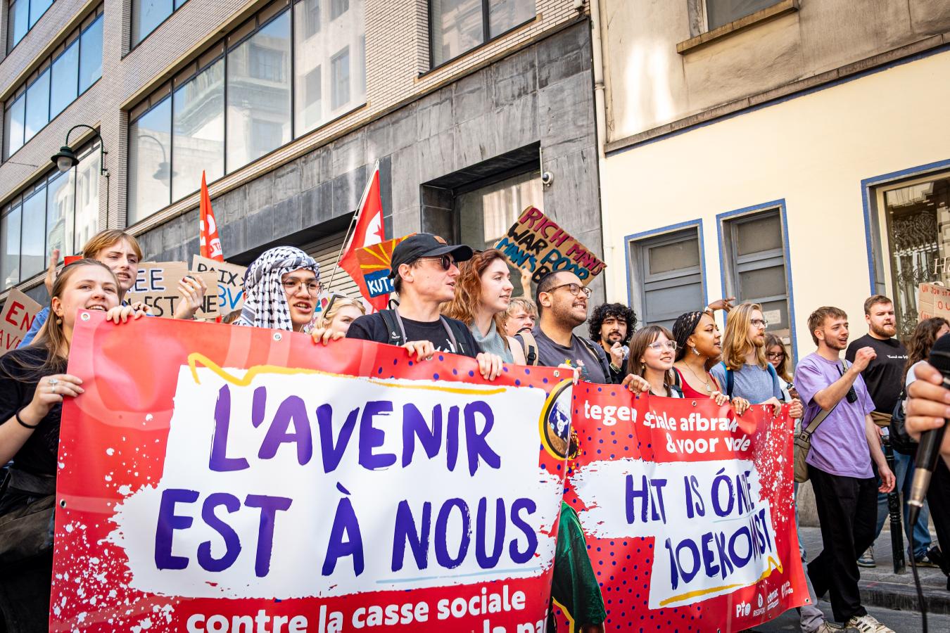 Le bloc des jeunes à la marche, avec une banderole "L'avenir est à nous"