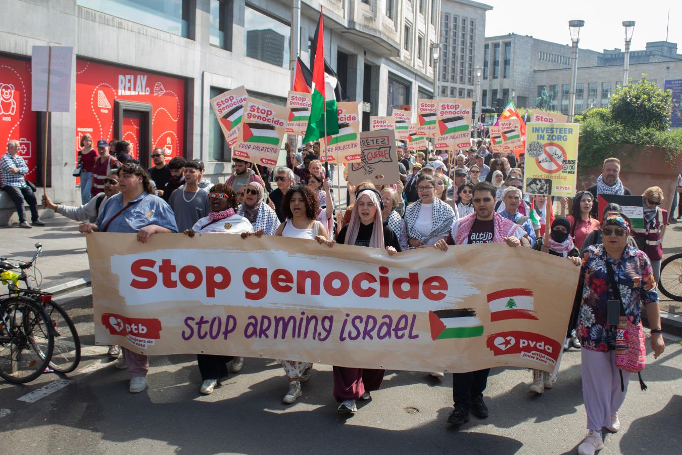 Le bloc de la marche avec la banderole "Stop genocide, stop arming Israel"