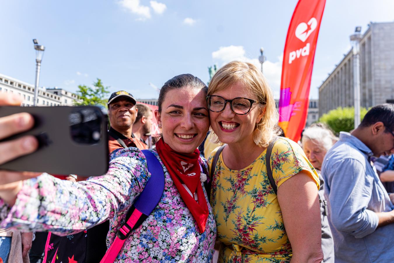 Photo de Sofie Merckx prenant un selfie avec une membre du PTB