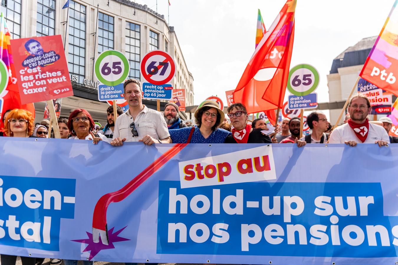 Photo du bloc de la marche avec la banderole "Stop au hold-up sur nos pensions"